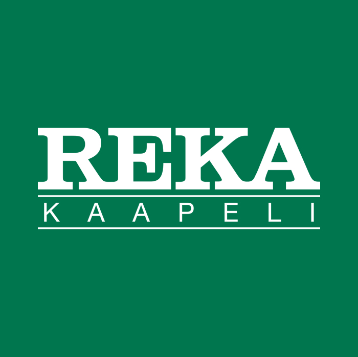 Reka Kaapelin valkoinen logo vihreällä pohjalla