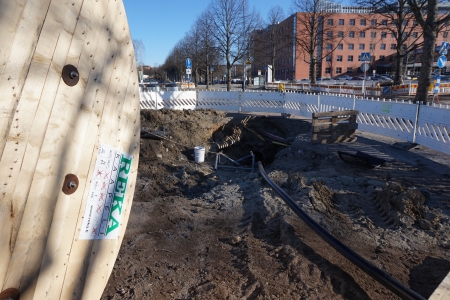 Kelallinen kaapelia valmiina kaapelinvetoon Tampereella Hatanpäänkadulla Kelallinen kaapelia valmiina kaapelinvetoon Tampereella Hatanpäänkadulla
