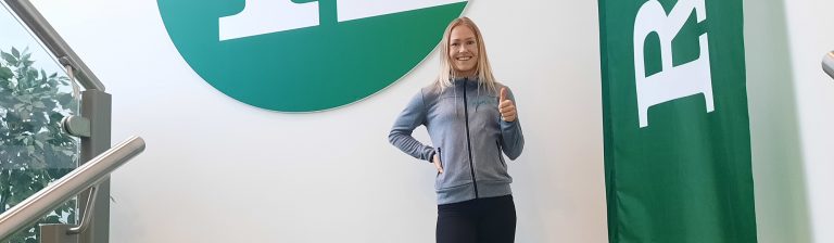 Maria Kytölä Rekan pääkonttorin portaikossa