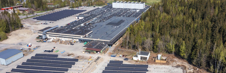 Kuva aurinkovoimalasta ja Iskun tehtaasta ylhäältä päin