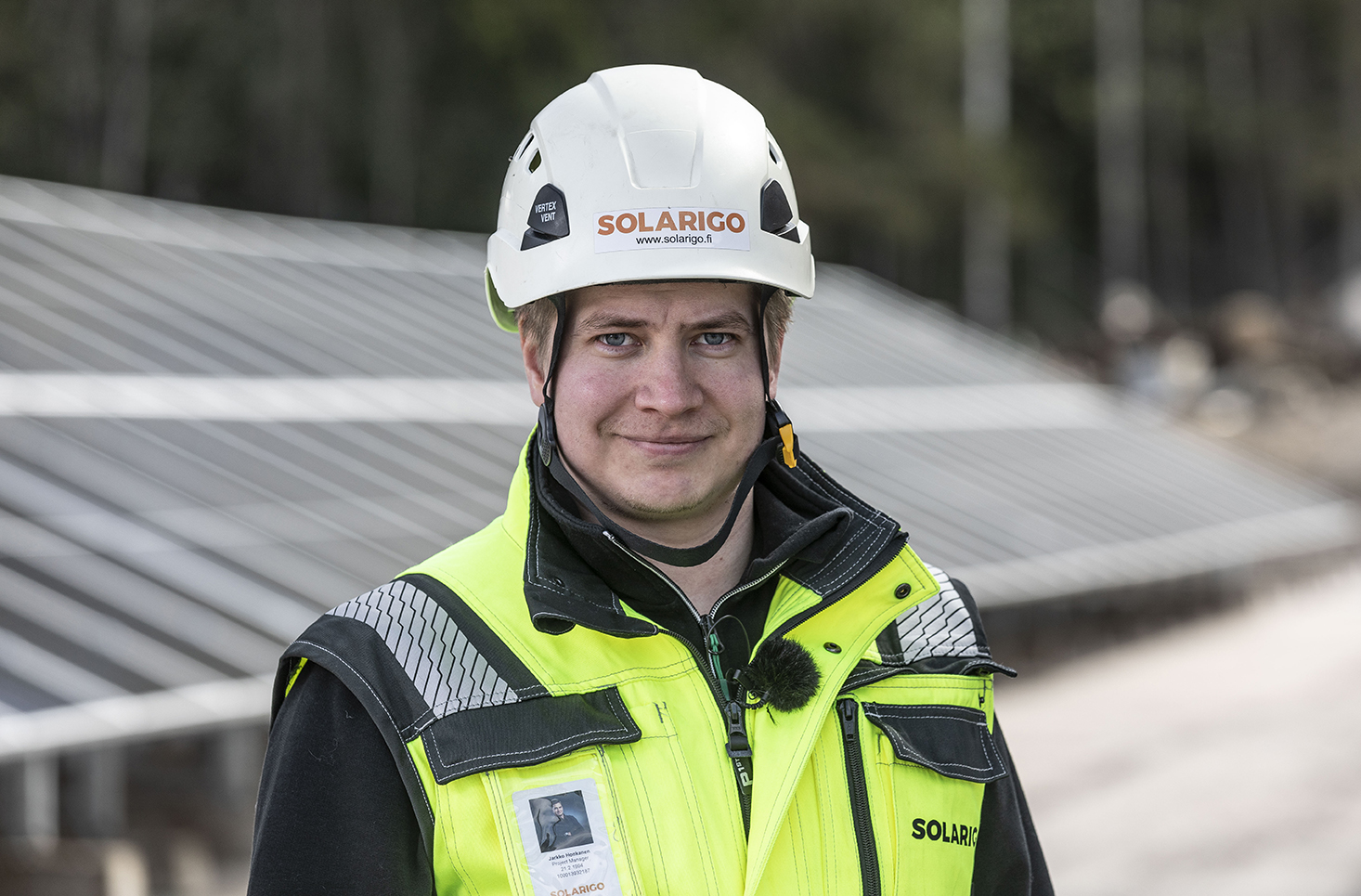 Kuvassa Jarkko Honkanen Solarigo-kypärä päässä, takana aurinkopaneeleita