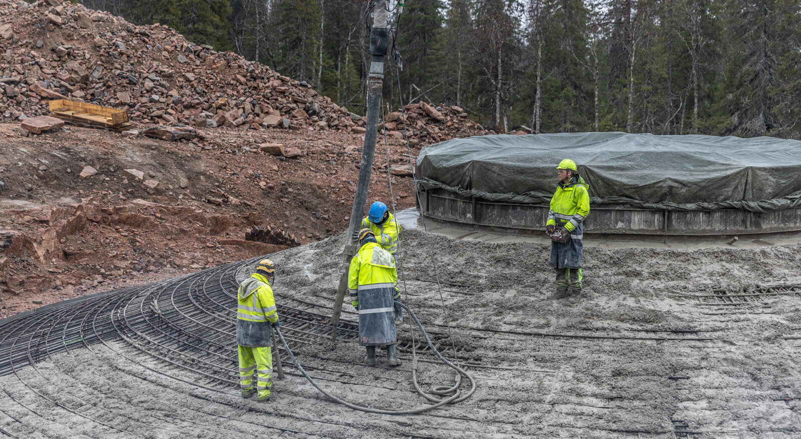 Tuulivoimalan perustuksien valu, käytössä Rekan kaapelit.