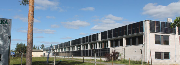 Kuvassa Reka Kaapeli Keuruun tuotantolaitos, jonka seinässä aurinkopaneelit.