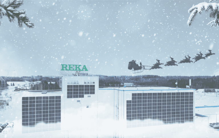 Jouluinen kuva Reka Kaapelin Riihimäen tehtaasta. Joulupukki ja porot taivaalla.