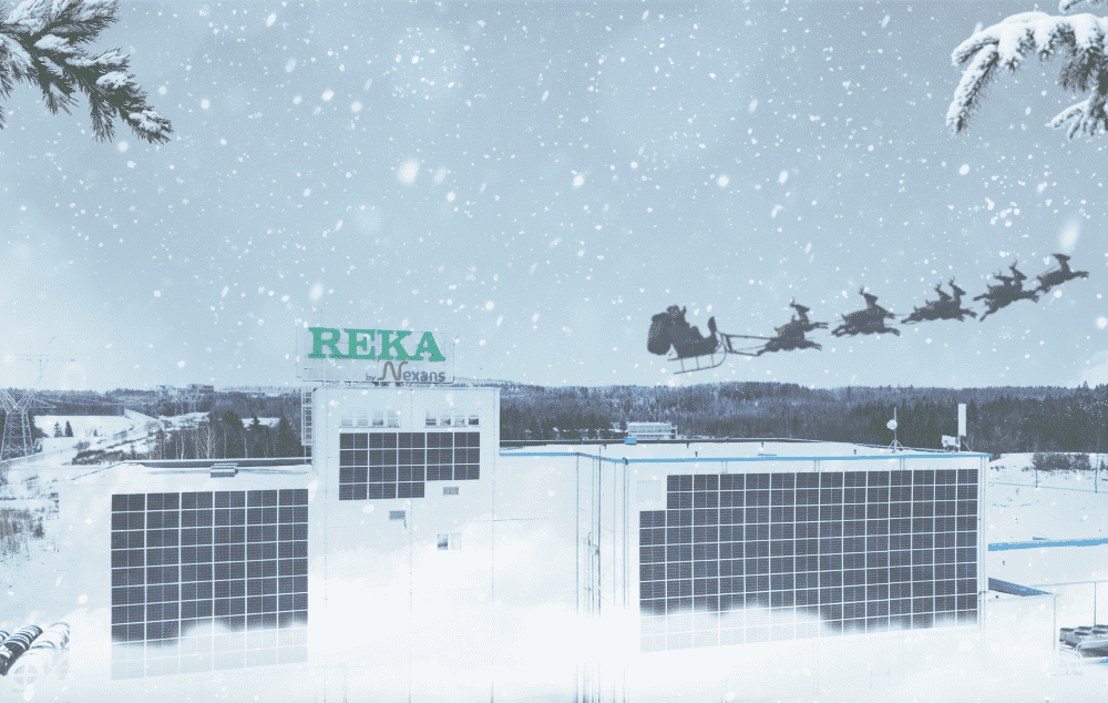 Jouluinen kuva Reka Kaapelin Riihimäen tehtaasta. Joulupukki ja porot taivaalla.