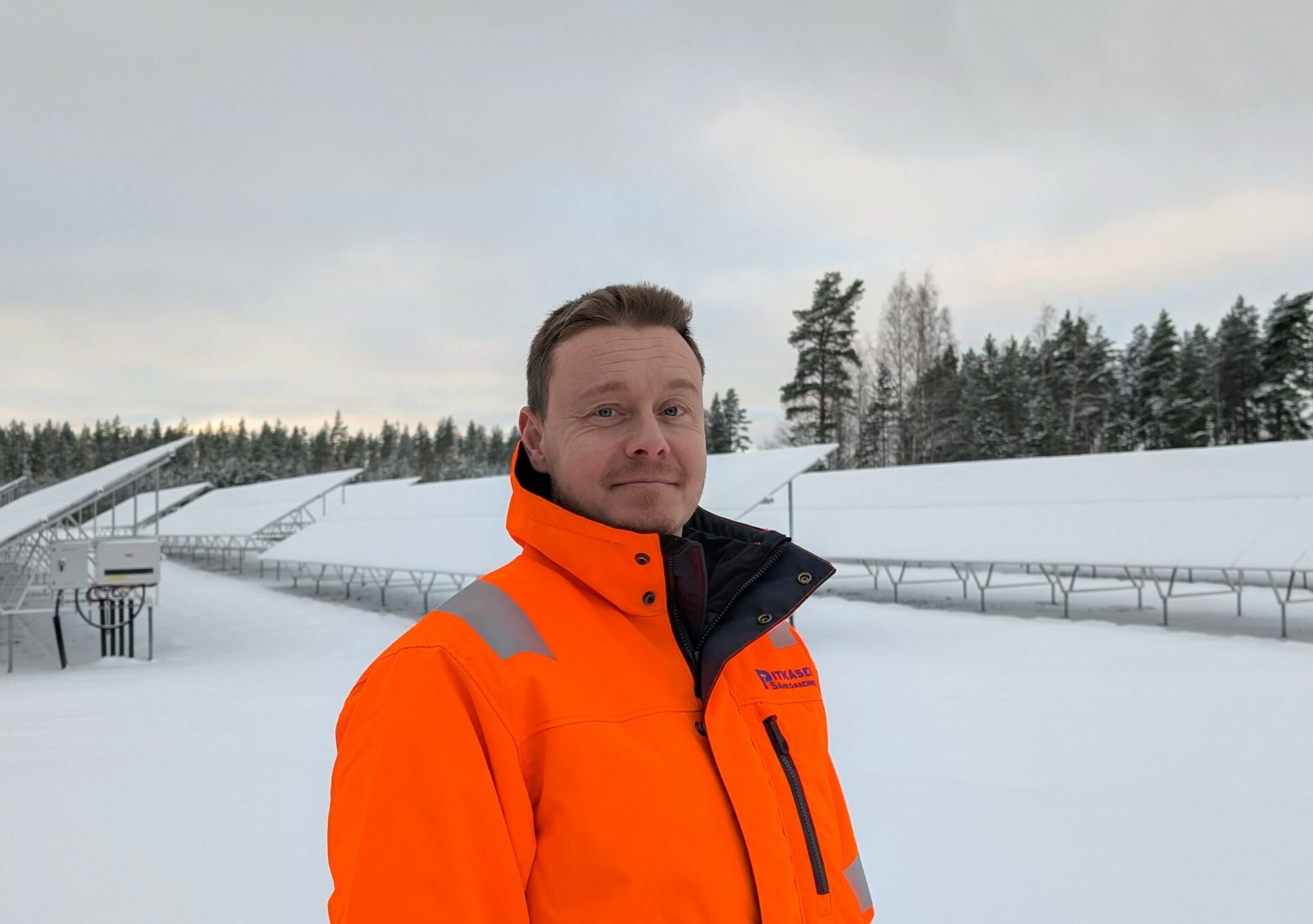 Ismo Pitkänen, toimitusjohtaja aurinkovoimalan edessä talvella