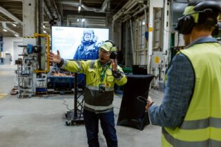 Mika Mutru, tuotekehitysjohtaja, Reka Kaapeli, esittelee asiakkaille innovaatioita