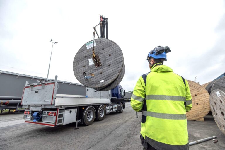 Kelaa nostetaan kuormalavan kyytiin, kelapalautus