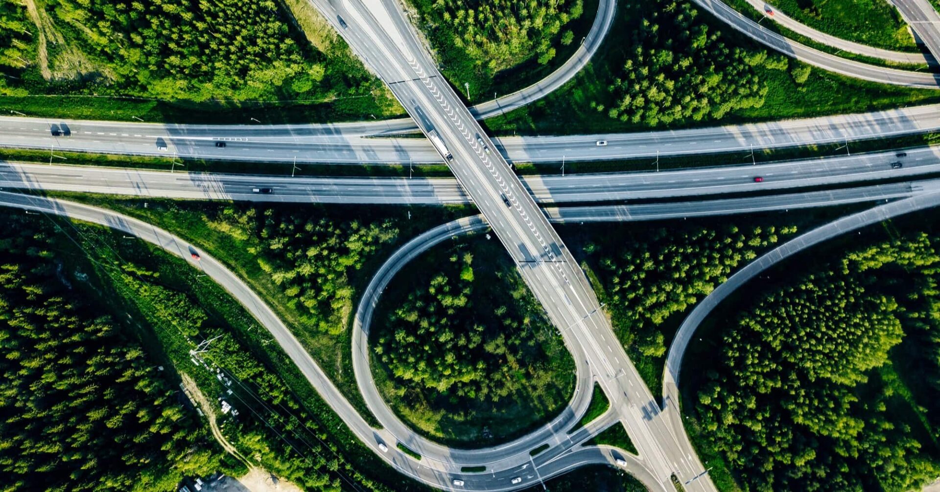 Autoteitä Suomessa ja metsää ympärillä.