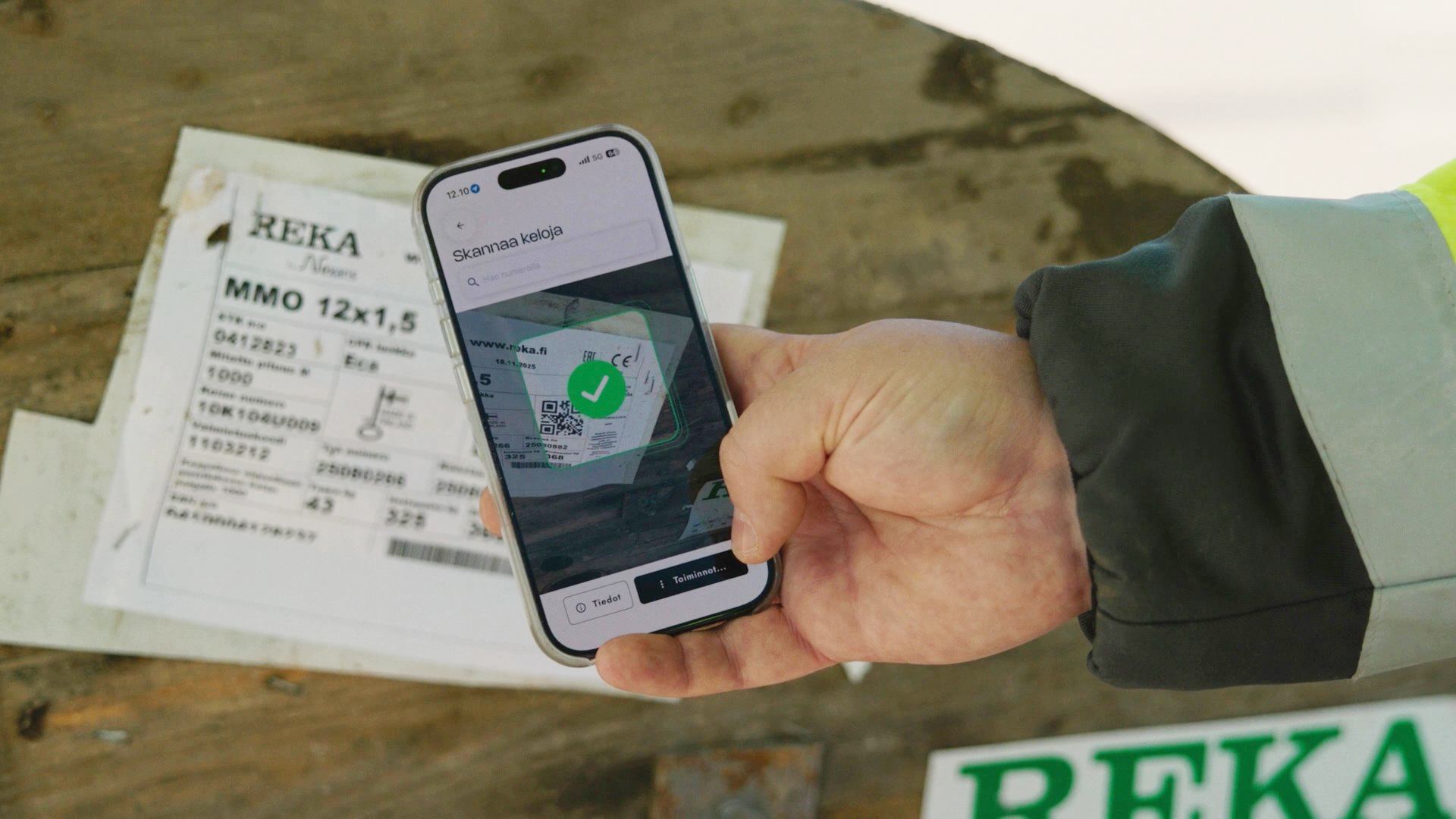Ihminen skannaa kelan QR-koodia Ultracker-kelapalautukseen